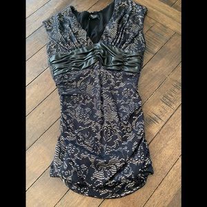 Sky size Small black and gold top ⭐️⭐️